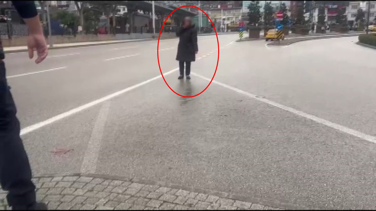 Bursada dehşet anları: Çocuklarını göremeyen kadın boğazına bıçak dayadı