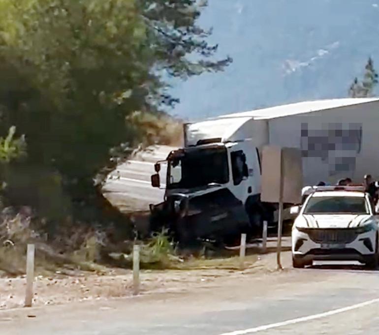 Antalyada kamyon ile cip çarpıştı; 1 turist öldü, 3 yaralı