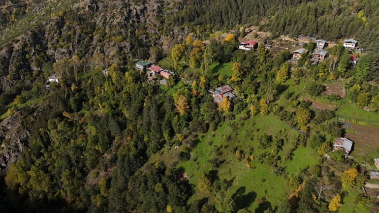 Artvinde kayalıklar üzerine kurulu dağ köyü sonbaharda renk cümbüşüne büründü