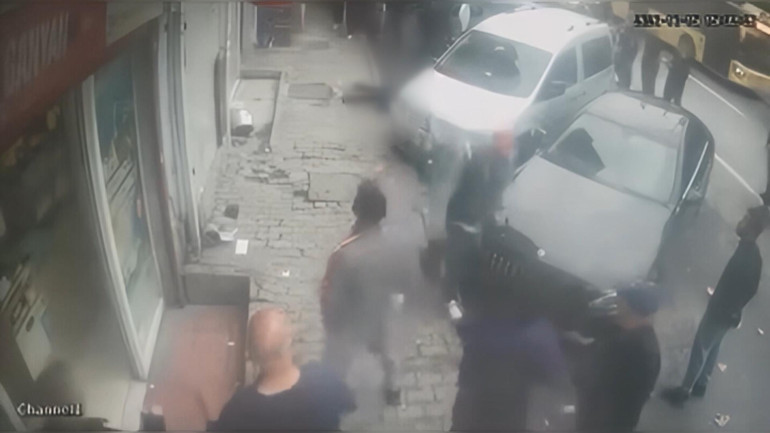 İmdat polis yok mu diye feryat etmişti: Tabeladan düşen kadın hastanelik oldu