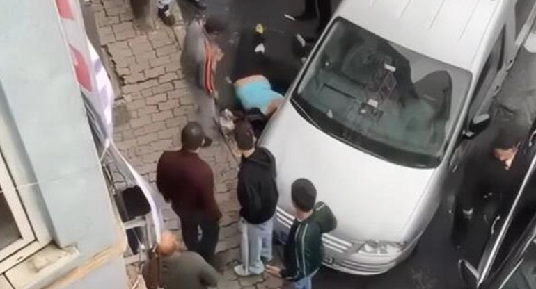 İmdat polis yok mu diye feryat etmişti: Tabeladan düşen kadın hastanelik oldu