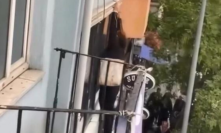 İmdat polis yok mu diye feryat etmişti: Tabeladan düşen kadın hastanelik oldu