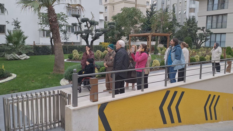 Kadıköyde devrilen vinç 11 katlı binaya çarptı Cadde trafiğe kapatıldı