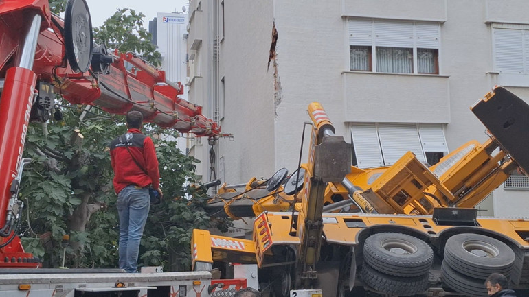 Kadıköyde devrilen vinç 11 katlı binaya çarptı Cadde trafiğe kapatıldı
