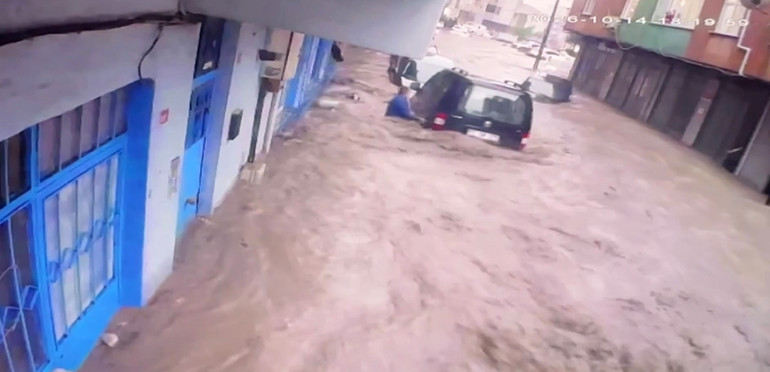 Ayazağadaki sel felaketinde araçların üst üste bindiği anlar kamerada: Anlatılacak gibi değil