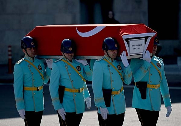 Cenazede dikkat çeken anlar... Özel ile Kılıçdaroğlu arasında soğuk tokalaşma