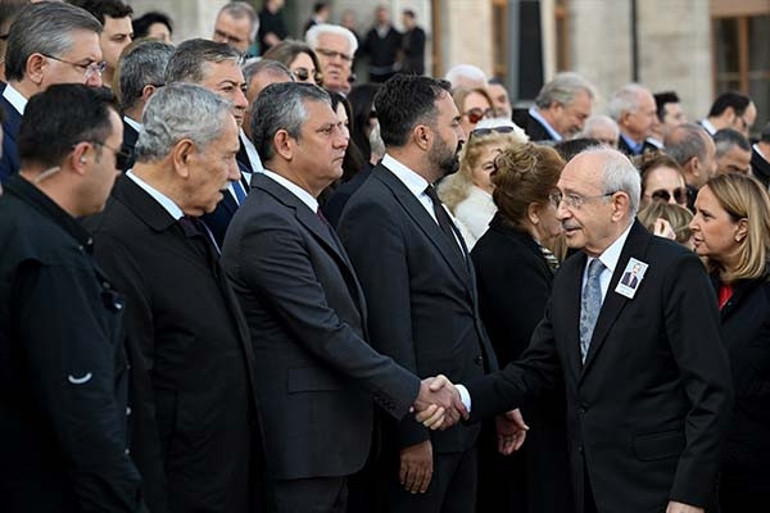 Cenazede dikkat çeken anlar... Özel ile Kılıçdaroğlu arasında soğuk tokalaşma