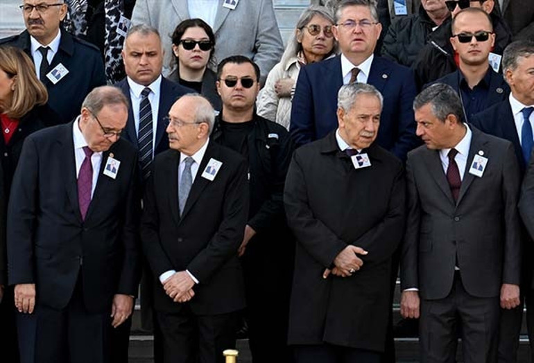 Cenazede dikkat çeken anlar... Özel ile Kılıçdaroğlu arasında soğuk tokalaşma