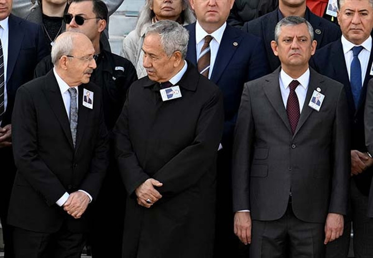Cenazede dikkat çeken anlar... Özel ile Kılıçdaroğlu arasında soğuk tokalaşma