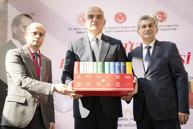 Nutuk 8 dilde dünyaya açıldı