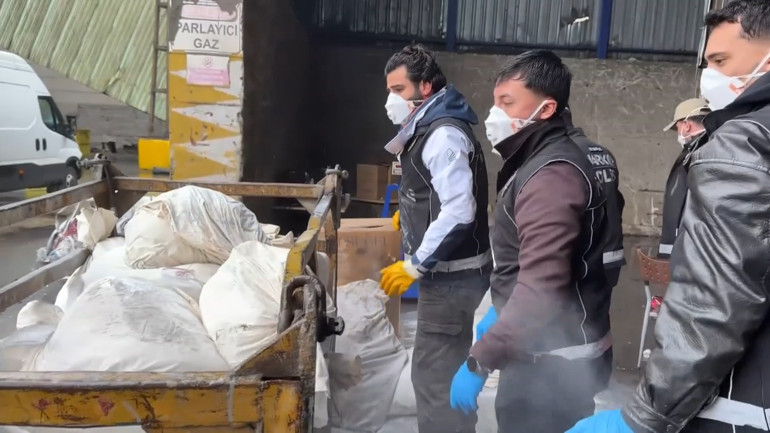 İstanbulda 10 ton uyuşturucu alevlere teslim edildi: Tonlarca zehir kül oldu