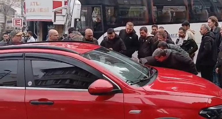 Kaza yerinde kalpleri ısıtan yardım: Anne ve kızına vatandaşlar şemsiye tuttu