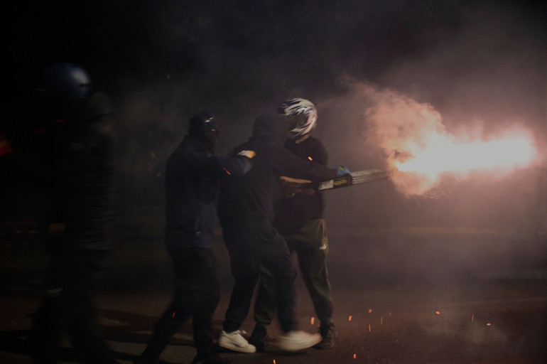 Arnavutlukta protestocular polis ile karşı karşıya geldi