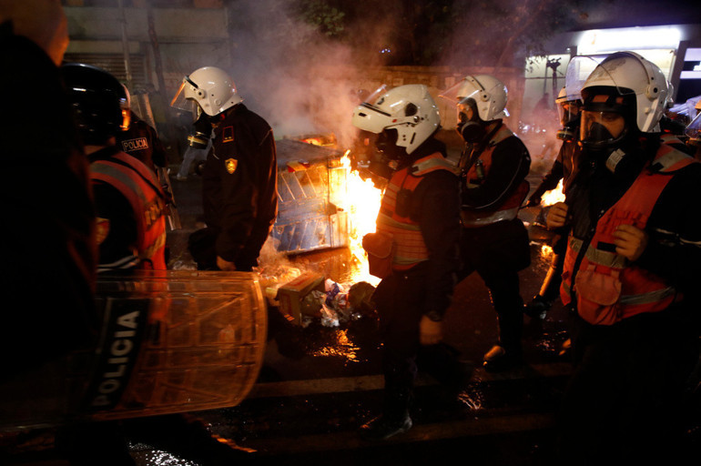 Arnavutlukta protestocular polis ile karşı karşıya geldi