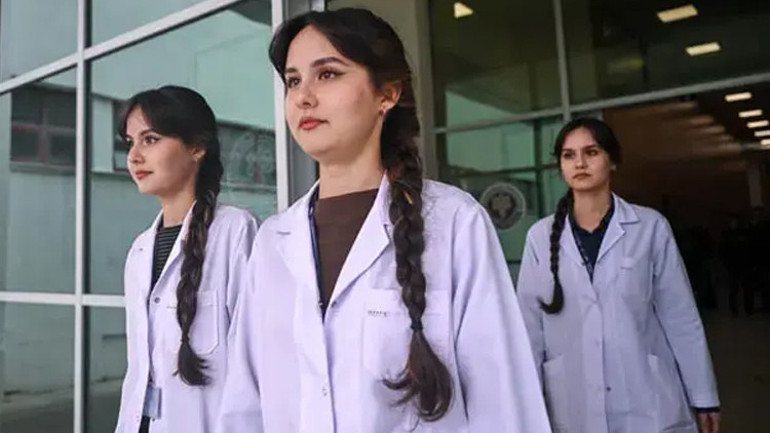 İbn-i Sinanın torunları Türkiyede doktor oluyor: Özbek üçüzlerin tıp yolculuğu Gülhanede devam ediyor