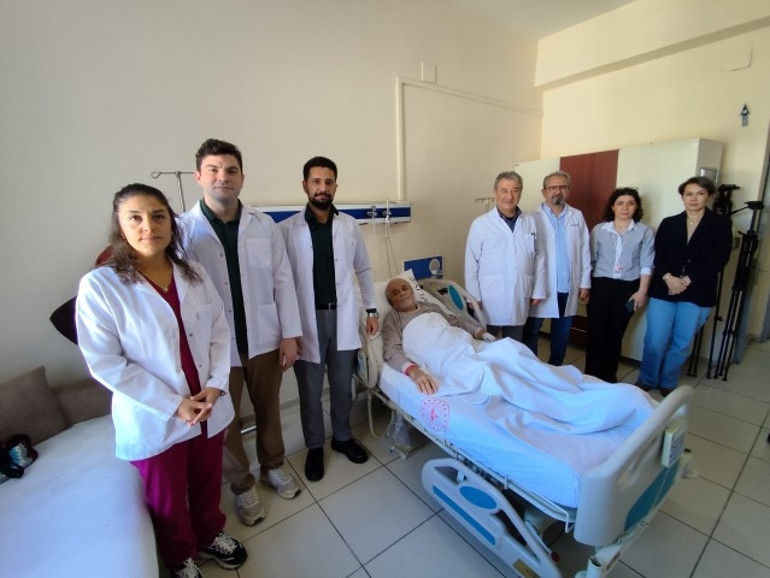 Türkiyede ilk kez gerçekleştirildi: Sağ böbreği leğen kemiğinde olan hastaya başarılı operasyon