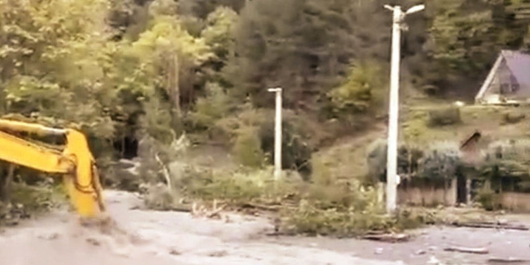 Ünlü manken ve çocukları sel mağduru: Sokakta kaldık