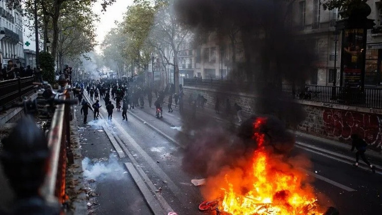 Fransada Paris ve bazı kentlerdeki kısmi sokağa çıkma yasağı uzatıldı