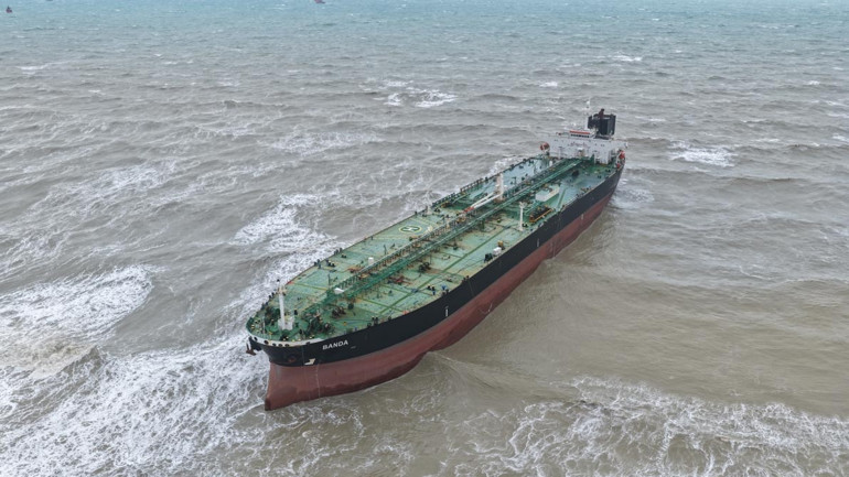 Sarıyerde sürüklenen tanker kurtarıldı