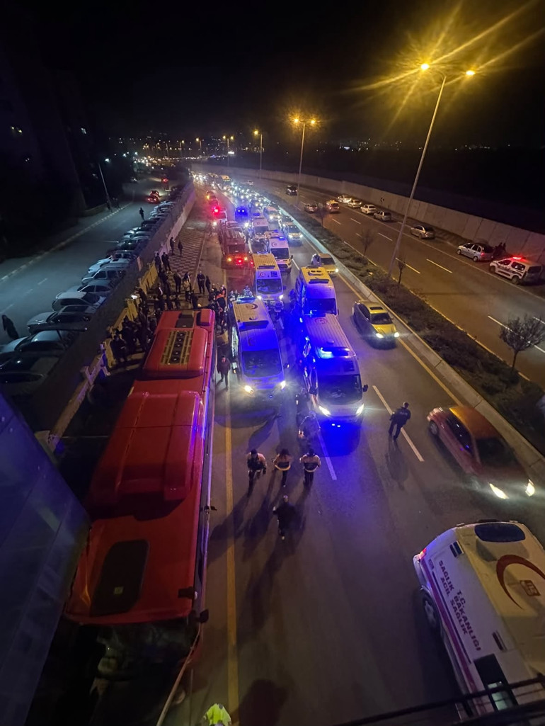 Ankarada belediye otobüsü üst geçide çarptı: 24 yaralı