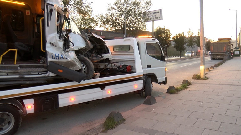 Servis minibüsü hafriyat kamyonuna çarptı: 9 kişi yaralandı