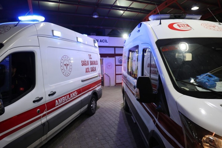 İzmir sahilinde laf atma kavgası: Kulağını ısırarak kopardı