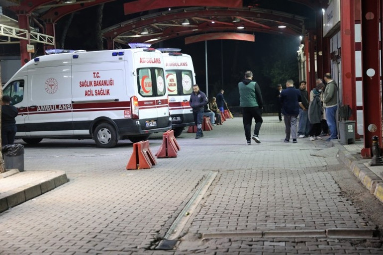 İzmir sahilinde laf atma kavgası: Kulağını ısırarak kopardı