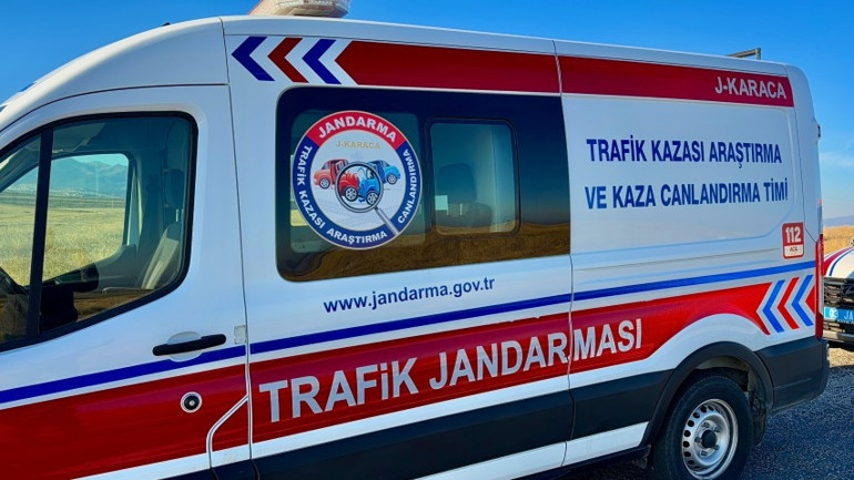 Afyonkarahisarda iki otomobil kafa kafaya çarpıştı: 4 kişi hayatını kaybetti