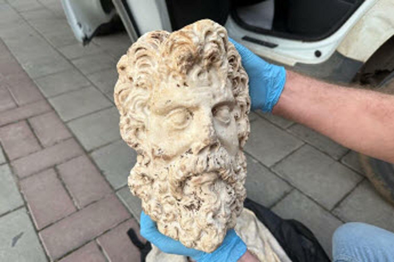 İzmirde 2 bin yıllık Zeus heykel başı ele geçirildi 3 şüpheli gözaltında...