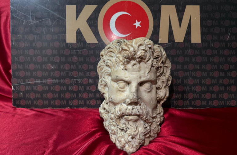 İzmirde 2 bin yıllık Zeus heykel başı ele geçirildi 3 şüpheli gözaltında...