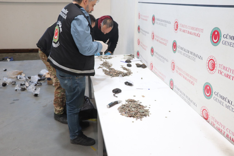 Kaçakçılara sınırda şafak baskını Sikkeler, ok uçları ve yüzükler ele geçirildi