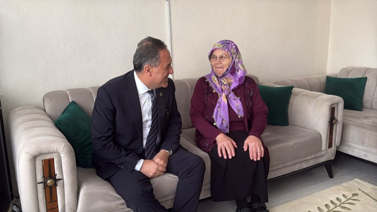 Yalovada sağanakta tıkanan mazgalı bastonuyla açmıştı: Vali Ustadan Remziye Kurşuna teşekkür ziyareti