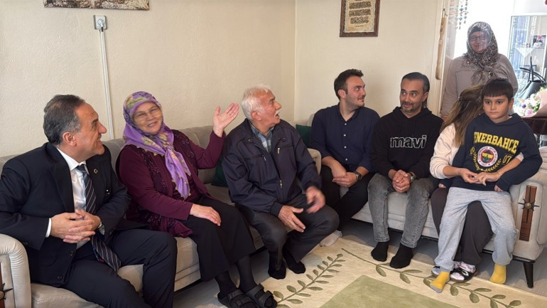 Yalovada sağanakta tıkanan mazgalı bastonuyla açmıştı: Vali Ustadan Remziye Kurşuna teşekkür ziyareti