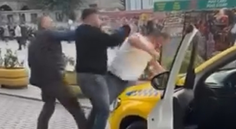 İstanbul’da taksicilerin yolcu kavgası: tekme ve yumruklar havada uçuştu