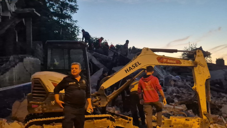 Zonguldakta 3 katlı bina çöktü... Enkazdan 1 kişi kurtarıldı, 1 kişi aranıyor