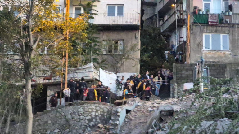 Zonguldakta 3 katlı bina çöktü... Enkazdan 1 kişi kurtarıldı, 1 kişi aranıyor