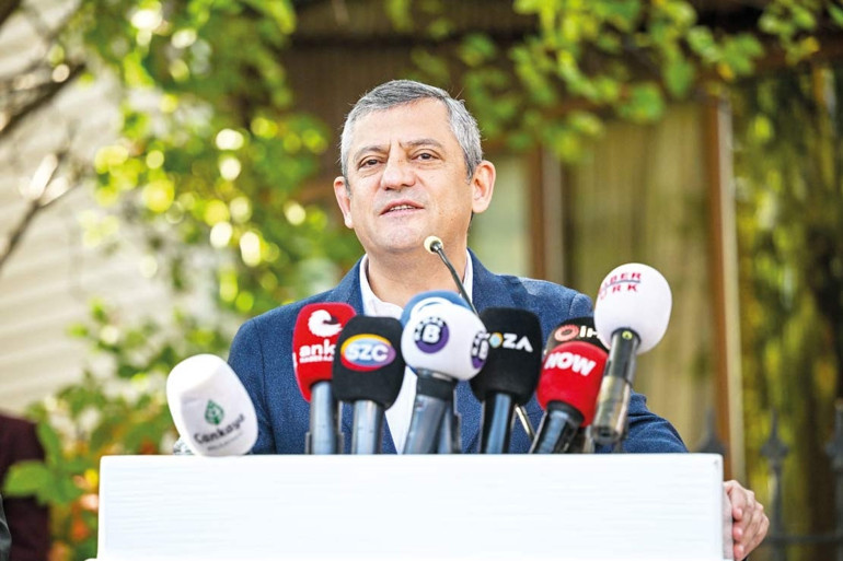 Fon soygununu eleştiren tabana övgü