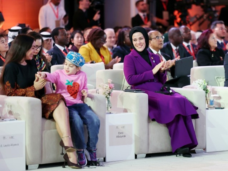 Emine Erdoğan ve Esra Albayrak’tan Özbekistan’da önemli temaslar… ‘Savaş bölgesindeki çocukların sesiyiz