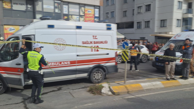 Pendikte feci kaza Hafriyat kamyonu eczaneye girdi: Yaralılar var