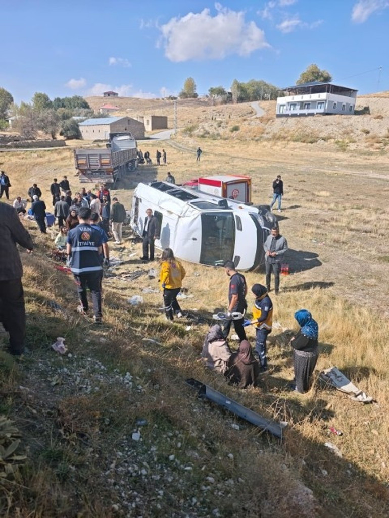 Aynı yöne gidiyorlardı kaza şarampolde bitti Minibüsteki 11 yolcu yaralandı