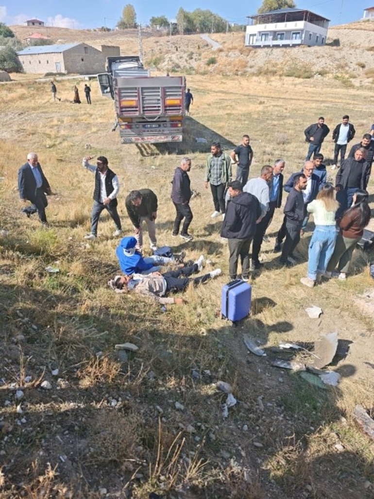 Aynı yöne gidiyorlardı kaza şarampolde bitti Minibüsteki 11 yolcu yaralandı