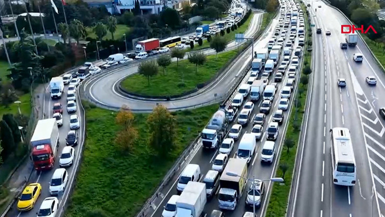 Bağcılarda zincirleme trafik kazası: Yaralılar var