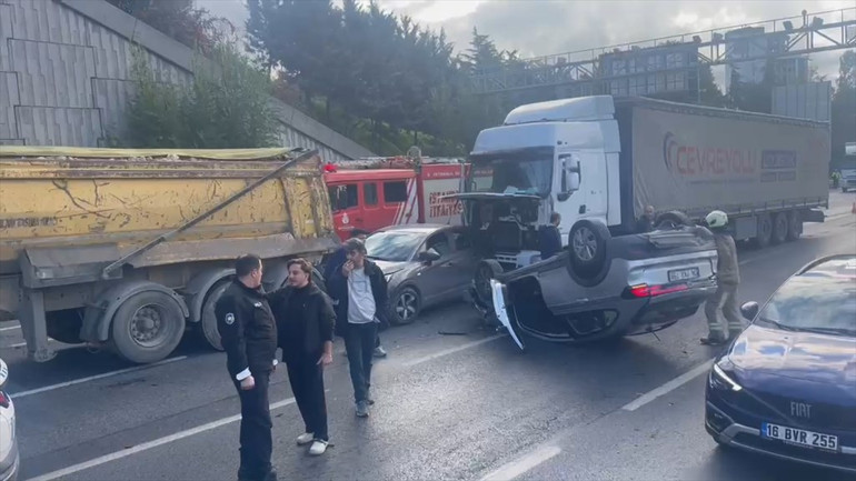 Bağcılarda zincirleme trafik kazası: Yaralılar var