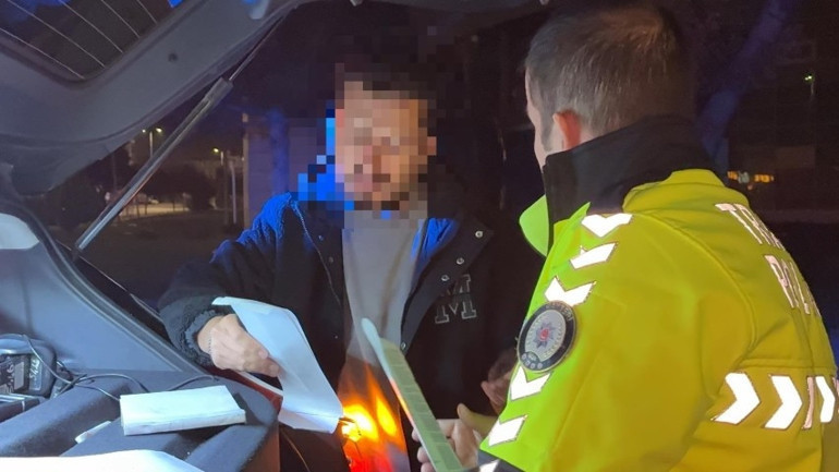 Direksiyon başında sızıp kaldılar: 1,84 promille yakalandı, polise sıkıntı çıkarırım dedi