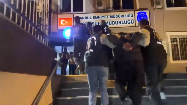 İstanbulda iki ayrı cinayet: Yurt dışına kaçmaya çalışan 3 şüpheli Edirnede yakalandı