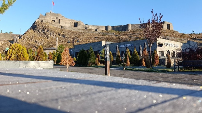 Karsta dondurucu ayaz: Sabah araçlarının başına gidenler buz tutan camlarla karşılaştı