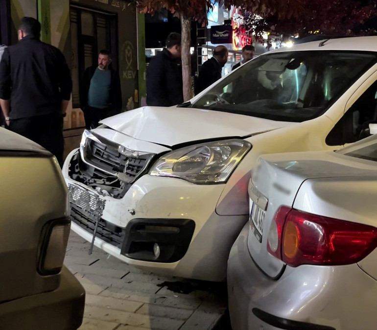 Otomobildeki arıza zincirleme kazaya yol açtı