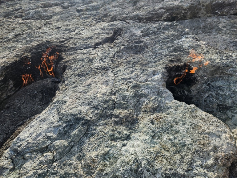 Antalyada kayaların arasından yükseliyor Turistler görmek için akın ediyor