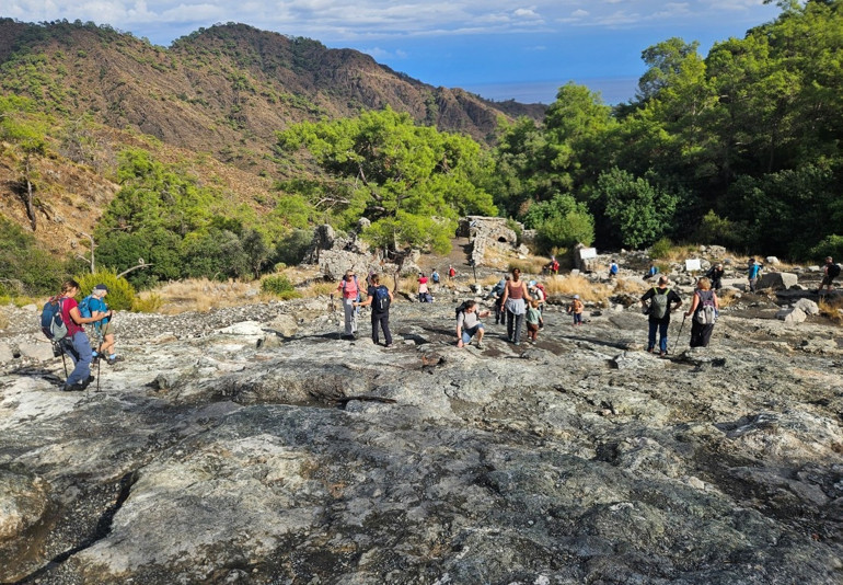 Antalyada kayaların arasından yükseliyor Turistler görmek için akın ediyor