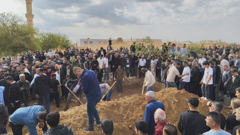 4ü çocuk 6 kişi yan yana toprağa verildi Cenazede yürek yakan anlar: Aileleri gözyaşlarına boğuldu